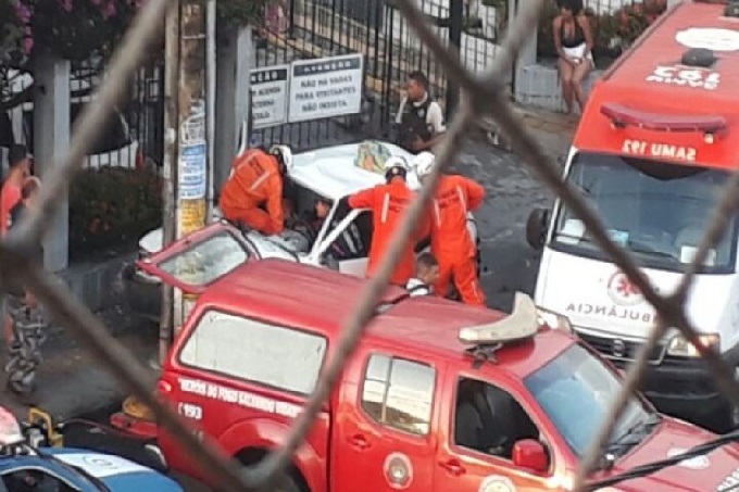 Carro bate em poste e mulher fica gravemente ferida