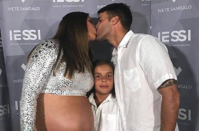 'Felicidade não cabe dentro de mim', diz Ivete após dá a luz 