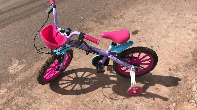 Menina de 3 anos é baleada na cabeça enquanto andava de bicicleta