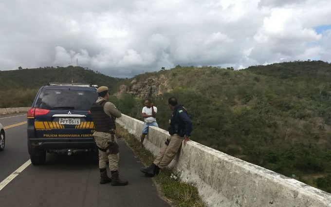 Homem é preso ao tentar se jogar de ponte