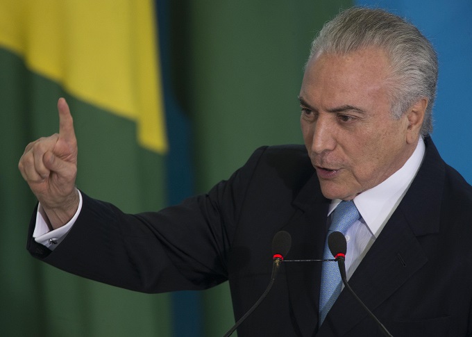 Em Boa Vista para discutir crise imigratória, Temer é alvo de protesto