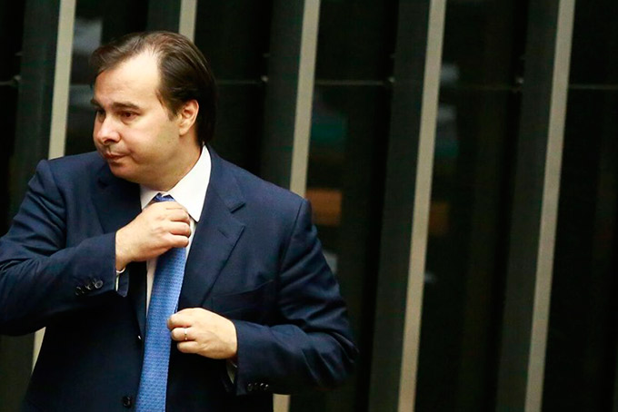 Maia prepara discurso para engavetar reforma