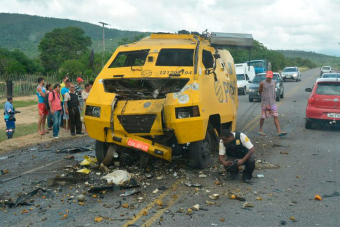 Criminosos explodem carro-forte no interior da Bahia