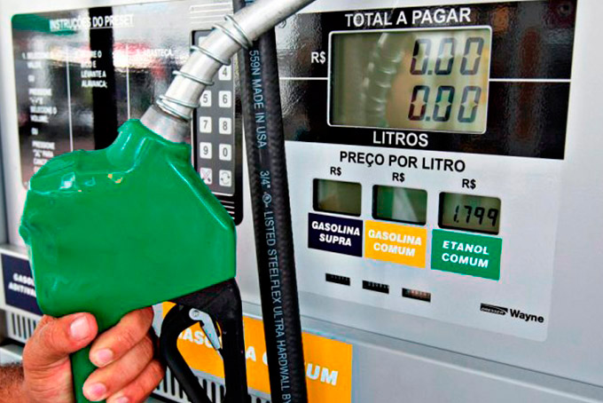 Preço da gasolina tem 1ª queda em 14 semanas, diz ANP
