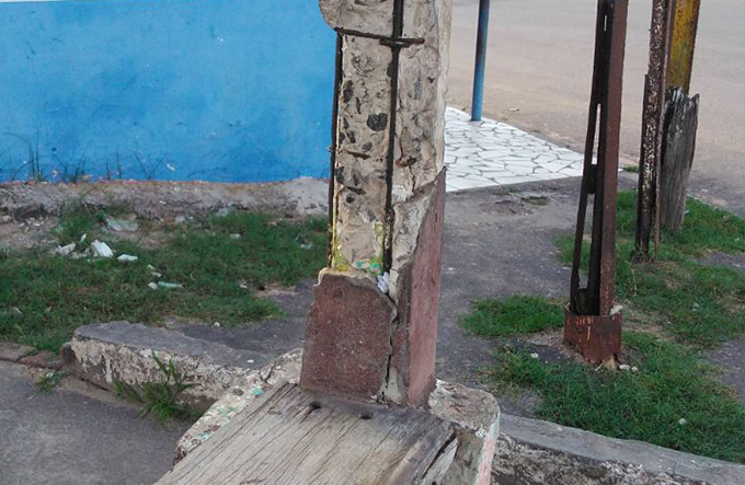 Usuários reclamam da estrutura do ponto de ônibus em Amado Bahia