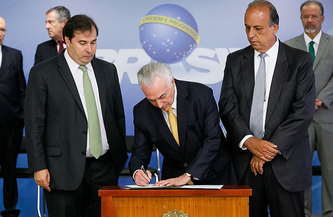 Temer assina decreto e segurança do Rio passa aos militares
