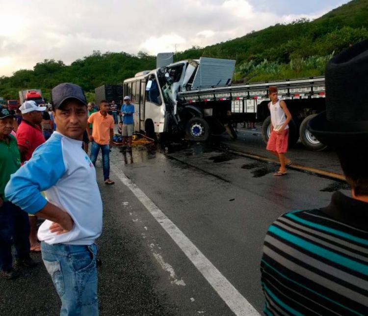 Confirmada mais uma morte na colisão entre micro-ônibus e caminhão 