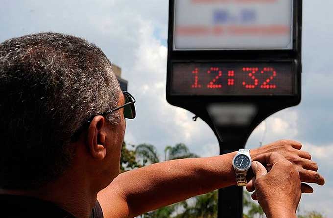 Horário de verão termina à meia-noite deste sábado