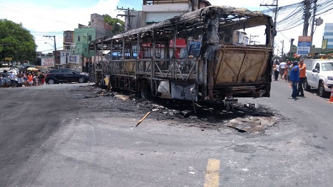 Ônibus é incendiado em Salvador