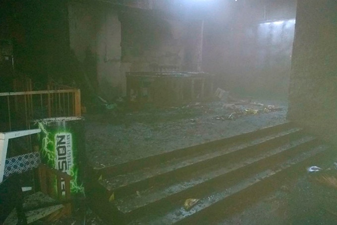 Boate tem parte interna destruída por incêndio 