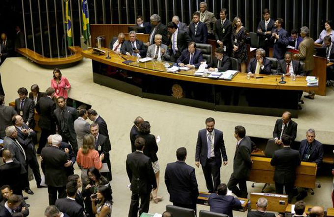 Câmara aprova decreto de intervenção no Rio; senadores votam hoje