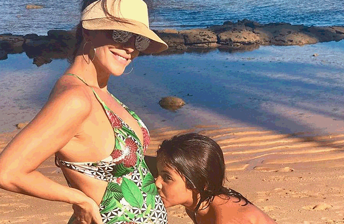 Ivete posta foto amamentando as gêmeas ao lado do marido e do filho