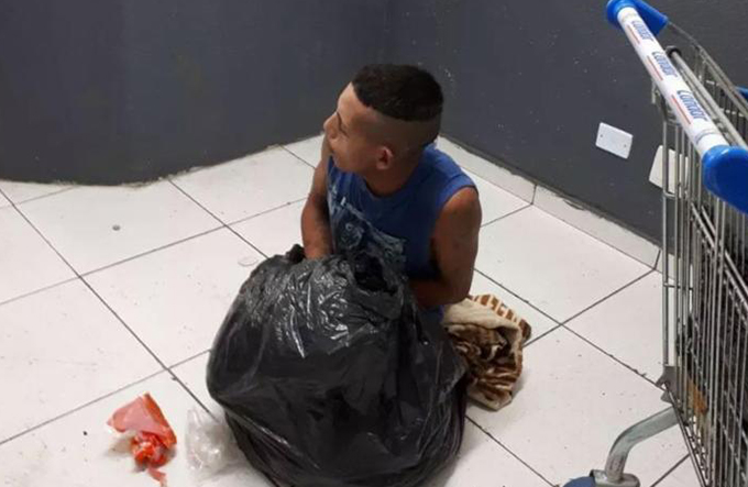 Preso é flagrado tentando fugir de delegacia em saco de lixo