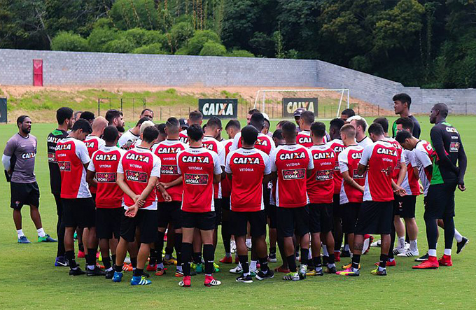 Com time misto forçado, Vitória enfrenta o Jacuipense