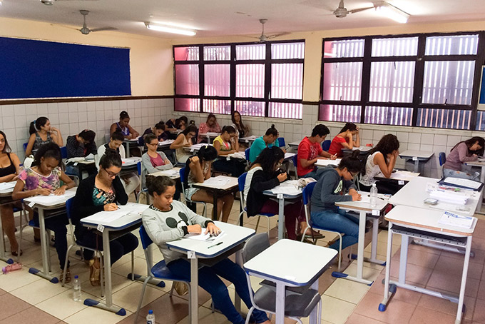 Após atraso de salários, trabalhadores da limpeza param 