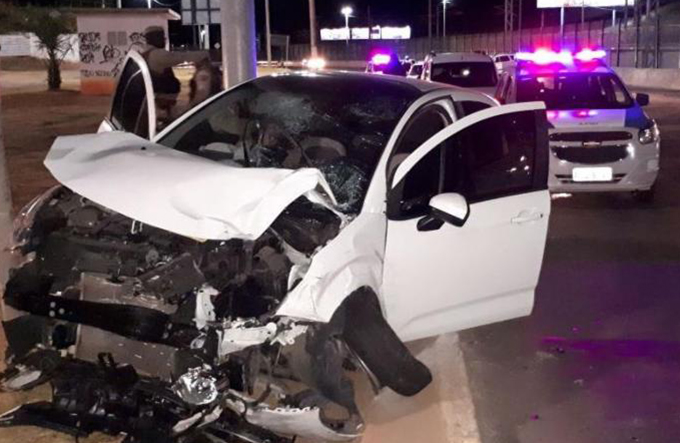 Suspeitos de roubo capotam carro nas proximidades da Estação Mussurunga