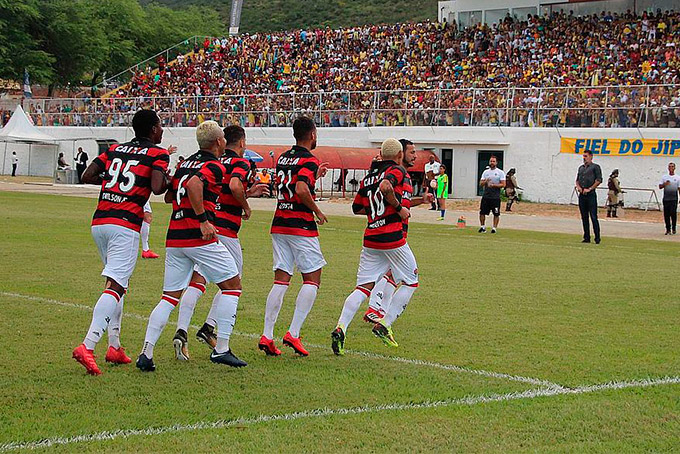 Vitória goleia o Jequié e assume a liderança do Baiano