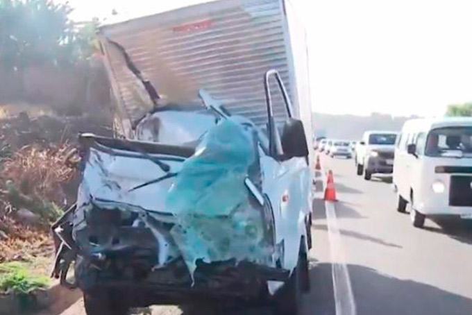 Colisão entre dois caminhões deixa um morto e um ferido 