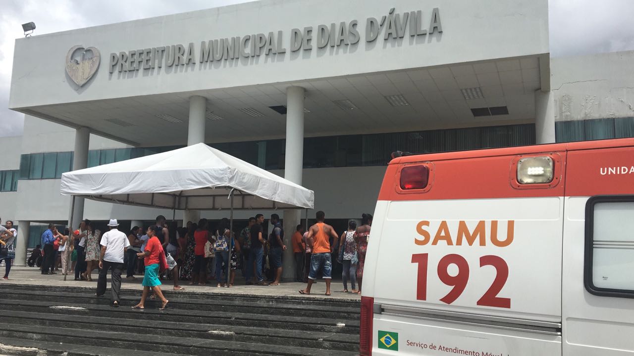 Homem ameaça atear fogo no corpo dentro da prefeitura 