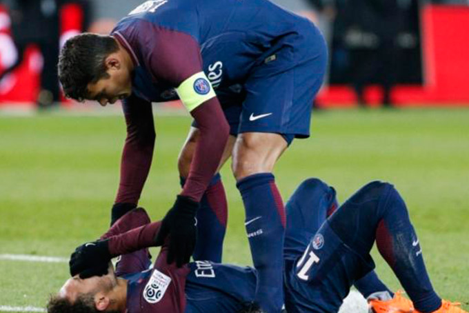 Neymar chega ao Brasil e passará por cirurgia no sábado