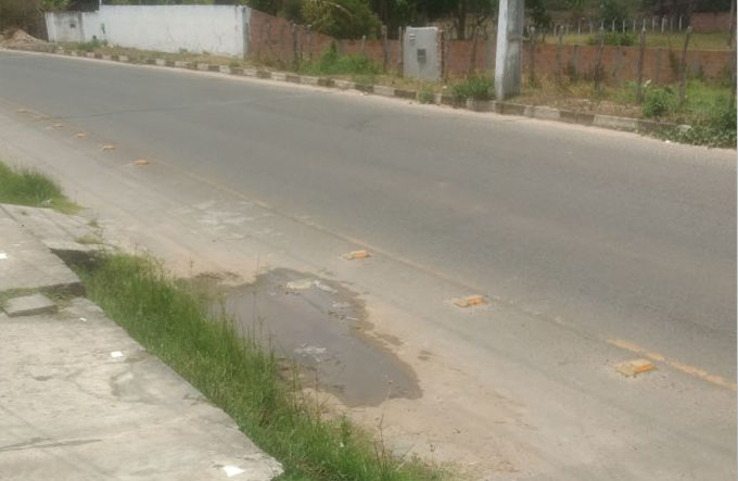 Moradores reclamam de vazamento de água em Amado Bahia