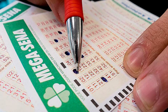 Mega-Sena pode pagar R$15 milhões em sorteio deste sábado