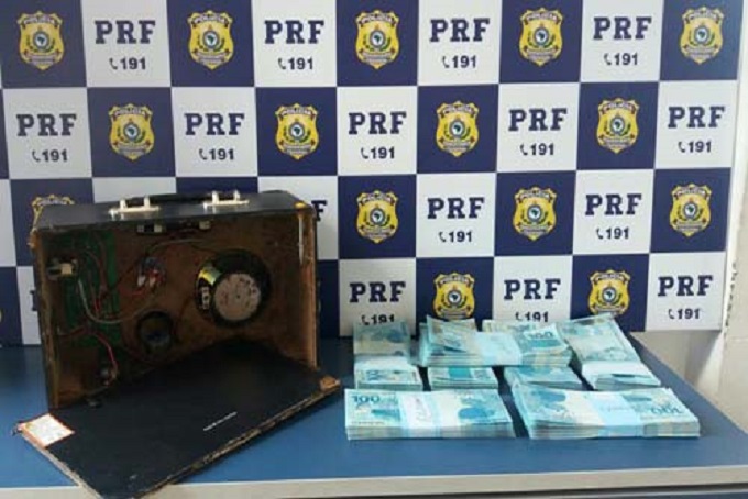 Passageiro de ônibus é detido com R$70 mil em notas falsas
