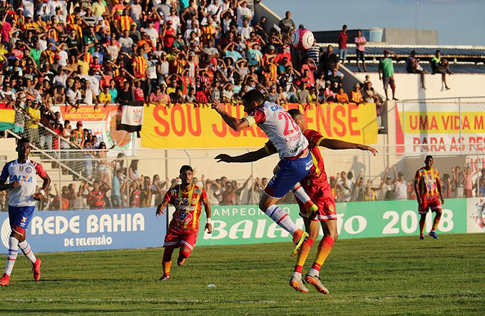 Bahia vira aos 45 do segundo tempo e se aproxima da classificação