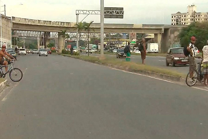 Idoso morre após ser atropelado e arrastado por carro em Salvador