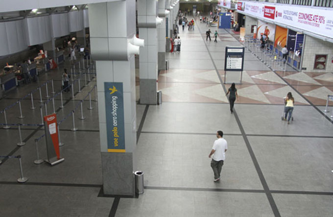 Teto desaba e funcionários ficam feridos no aeroporto de Salvador