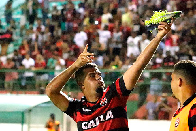 Vitória vence o Flu de Feira e avança como líder à semifinal