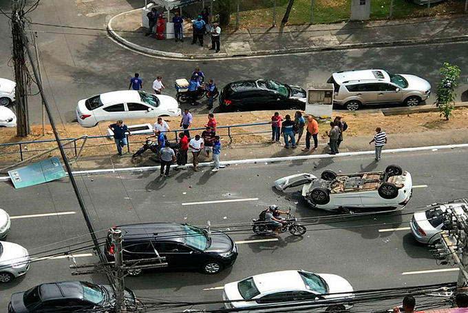 Carro é retirado de pista após capotar na Av. Tancredo Neves