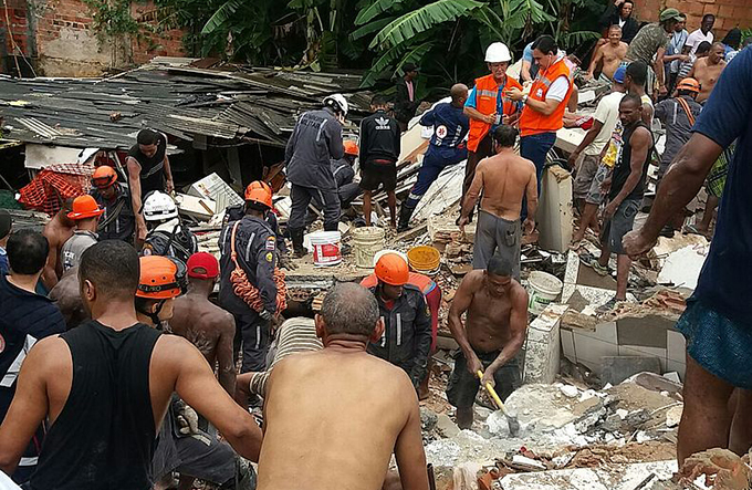 Prédio desaba e deixa soterrados após chuva forte em Pituaçu