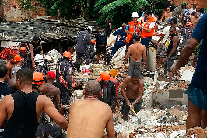 Imóvel desaba e deixa soterrados após chuva forte em Pituaçu