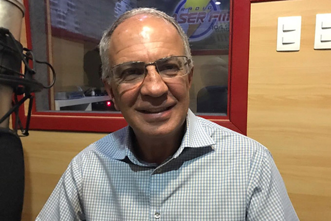 Prefeito esclarece sobre atraso na entrega de fardamentos