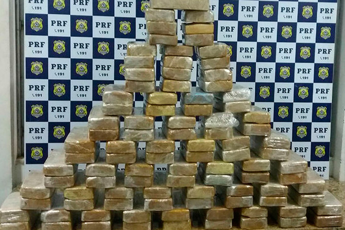 Homem é preso com 100 kg de crack em fundo falso de carro 