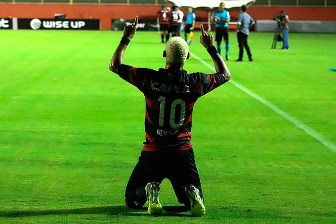 Neilton alcança feito histórico na carreira e ganha bola do jogo