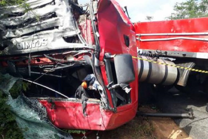 Colisão entre carretas deixa motoristas mortos na BR-116