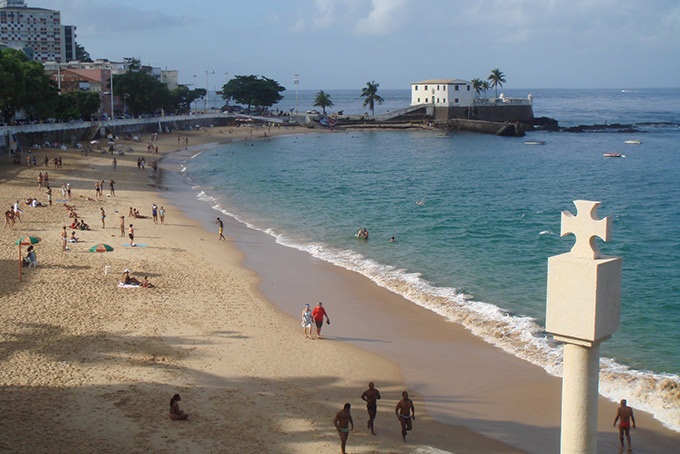 Corpo de homem é encontrado boiando na praia da Barra