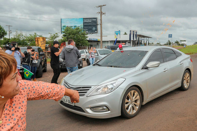 Manifestantes recebem caravana de Lula com ovos e pedradas 