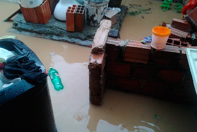 Ruas alagam após fortes chuvas no final de semana