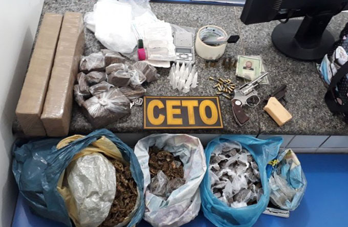 Dupla é presa com armas, munições e drogas em Alagoinhas