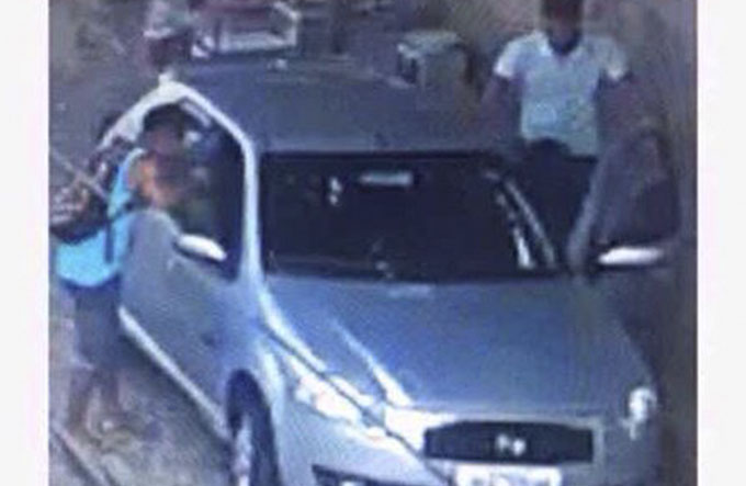 Câmera flagra bandidos roubando carro em Dias d'Ávila