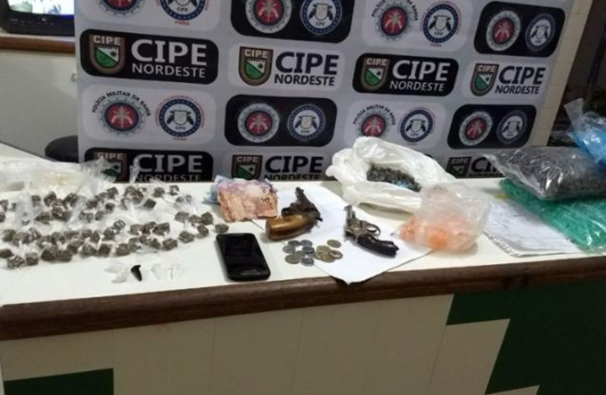 Pai e filho são presos com drogas em Tucano