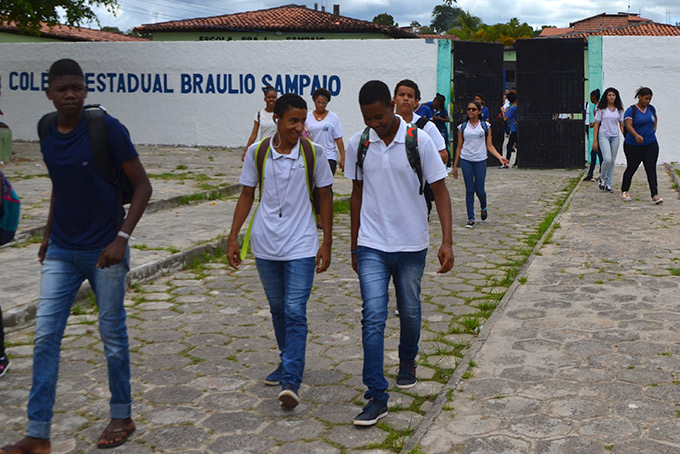 Estudantes do Bráulio Sampaio continuam sem fardamento