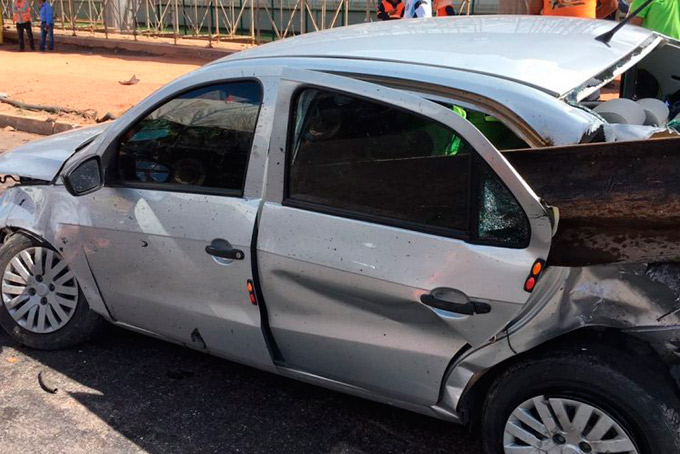 Mulher morre após colisão entre dois veículos na Avenida Paralela