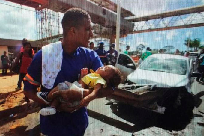 Operário socorre bebê após acidente na Av. Paralela 