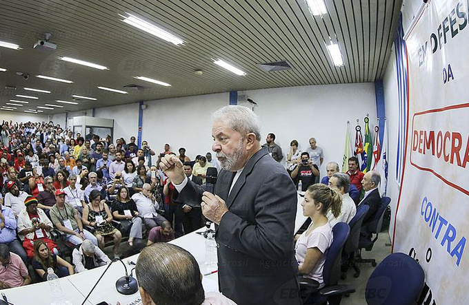 Prisão de Lula será definida hoje