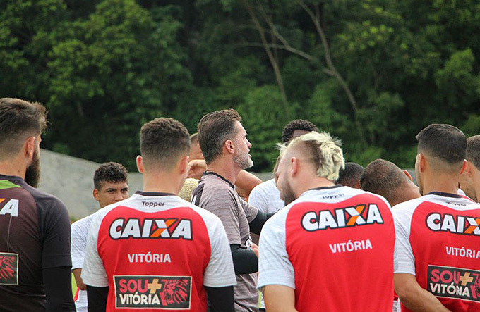 Mancini analisa time e critica atuação de laterais no Ba-Vi