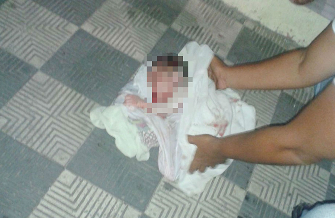 Mulher dá à luz dentro de banheiro de bar e abandona recém-nascida